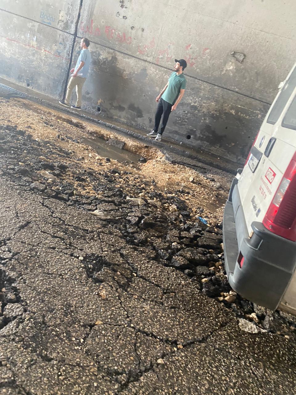 بالصور.. هذا ما تسببت به مياه الأمطار تحت جسر خلدة!