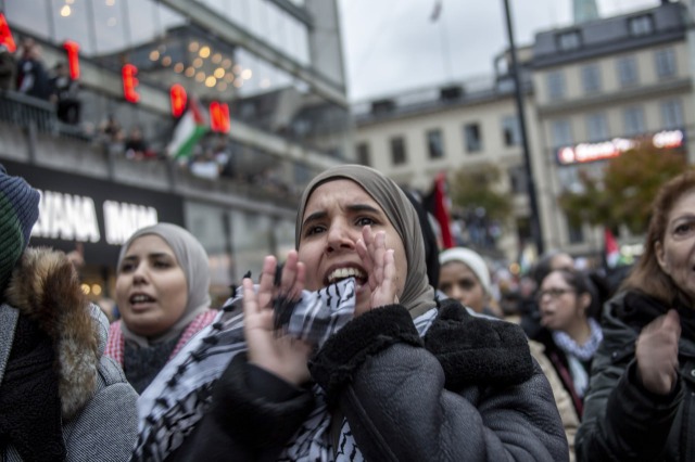 بالصور | الآلاف يتظاهرون في العاصمة السويدية ستوكهولم تضامناً مع فلسطين ورفضاً للهجوم الإسرائيلي على غزة