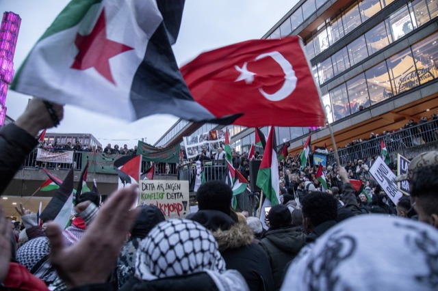 بالصور | الآلاف يتظاهرون في العاصمة السويدية ستوكهولم تضامناً مع فلسطين ورفضاً للهجوم الإسرائيلي على غزة