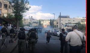 الاحتلال يعتدي على المصلين في حي وادي الجوز بالقدس المحتلة، بإطلاق قنابل الصوت والغاز المسيل للدموع ورش المياه العادمة، بعد منعهم من دخول "الأقصى".
