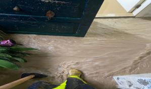 بالصور: منازل تغرق بمياه الأمطار... أدت غزارة الأمطار إلى غرق عدد من المنازل بالمياه في بلاط وقرطبون وجبيل وعمل الدفاع المدني على سحبها