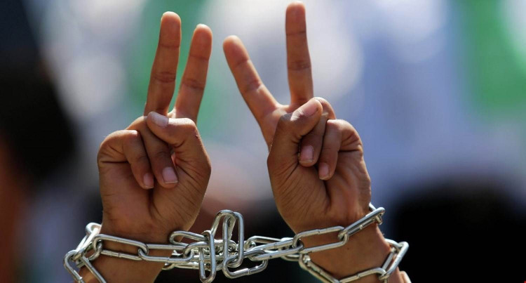 تغريدة حُذفت لشدة تطرفها ... مسؤول إسرائيلي يطالب بدفن أسرى غزة وهم أحياء!