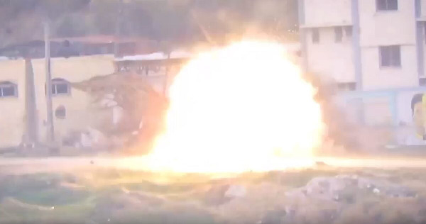 بالفيديو - اشتعل بمن فيه من جنود ... لحظة استهداف "جيب" اسرائيلي بصاروخ موجه شمال قطاع غزة!