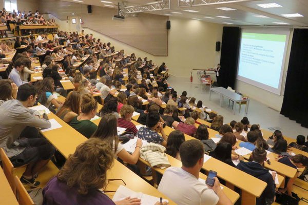 بالفيديو - طلاب تدلوا من الشرفات وقناص وقف لاصطيادهم ... جريمة غير مسبوقة في حرم إحدى الجامعات!