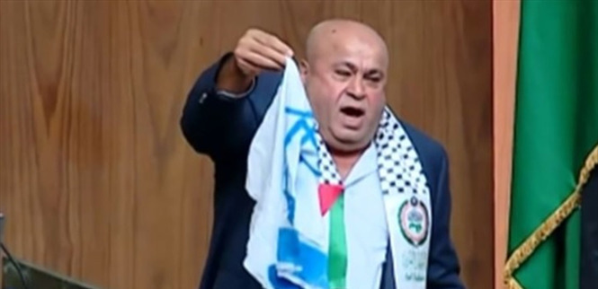 بالفيديو - نائب يحرق علم الاحتلال ويدوسه بقدمه!