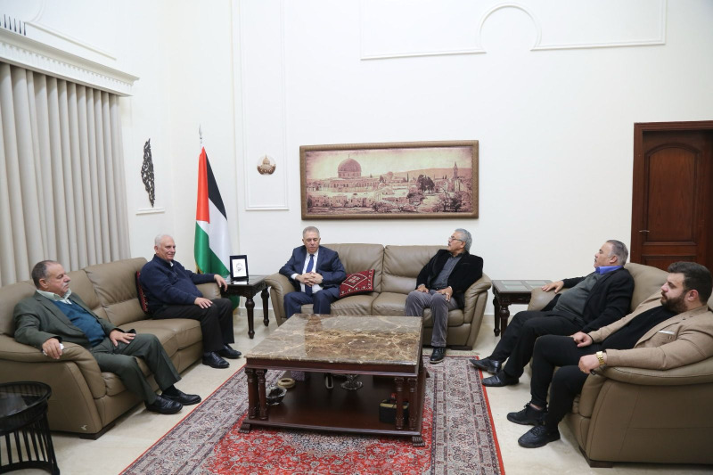 السفير دبور يستقبل امين عام حزب الشعب الفلسطيني بسام الصالحي على رأس وفد