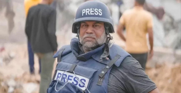 بالفيديو - وائل الدحدوح يلعب بالكرة مع عدد من أطفال غزة