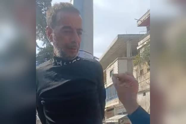 بالفيديو - عُلّق على عمود في وسط البلدة ... وهذا ما فعله!
