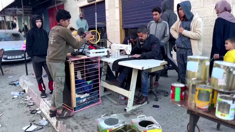 بالفيديو - "الحاجة أم الاختراع" ... خياط من غزة يجد بديلًا عن الكهرباء للقيام بعمله!