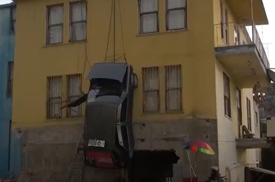 بالفيديو - لسبب لا يخطر على بال ... رجل يعلّق سيارته على سطح منزله!