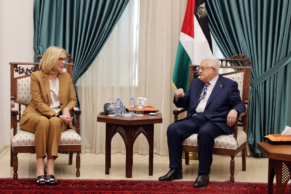 الرئيس عباس  يستقبل مبعوث الأمين العام للأمم المتحدة للشؤون الإنسانية وإعادة الإعمار