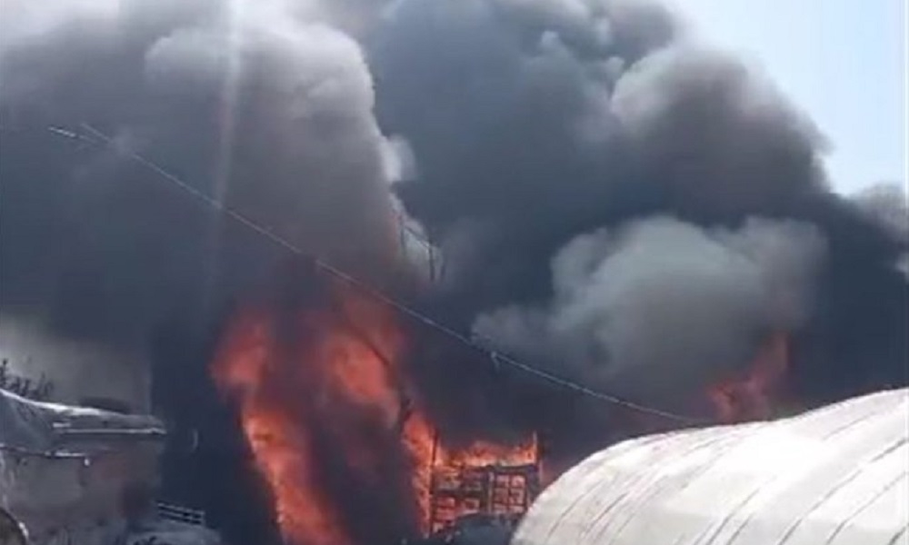 بالفيديو - حريق ضخم يلتهم مخيمًا للنازحين السوريين وعدداً من المشاتل الزراعيّة في الشمال!
