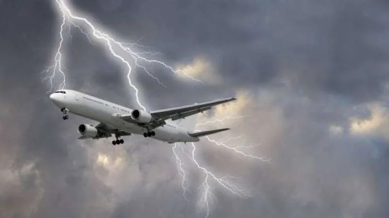 بالفيديو - صاعقة تضرب طائرة في الجو!