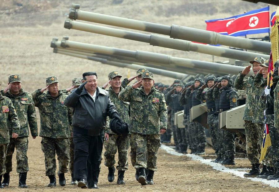 بالصور - الزعيم الكوري الشمالي يقود دبابة قتالية خلال استعراض عسكري!