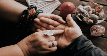 "مهنة البصارة" تنتعش في هذه المناطق.. أصبح بيع الأمل الكاذب بـ "بفلوس"