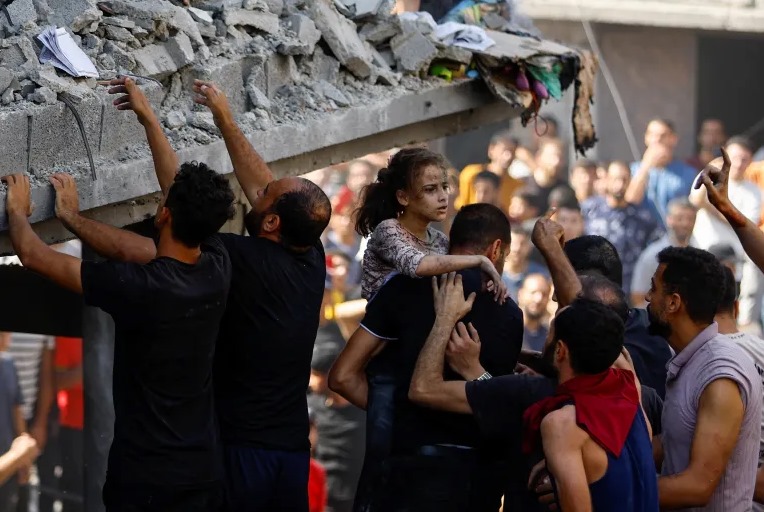 بالفيديو - مشاهد مؤثرة ... هكذا تفاعل الفلسطينيون مع دخول شاحنات الطحين إلى غزة!