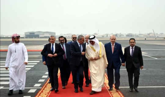 الشيخ يصل البحرين