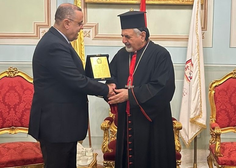 البطريرك يونان يمنح اللواء البيسري لوحة تذكارية