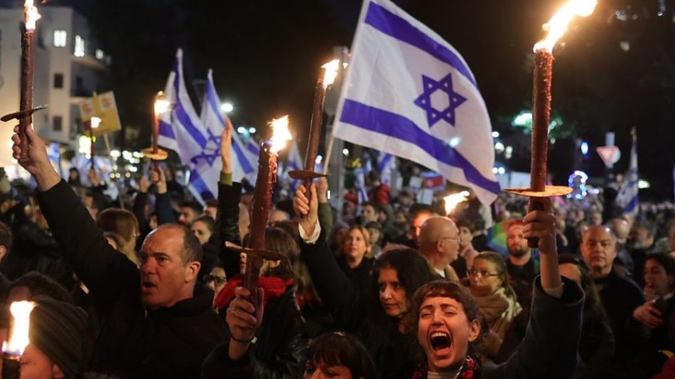 بالفيديو - اشتباكات ومظاهرات ضخمة في "تل أبيب"!