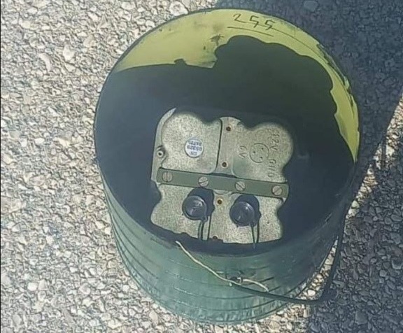 بالفيديو - في رميش ... عبوة ناسفة جاهزة للتفجير عن بعد!