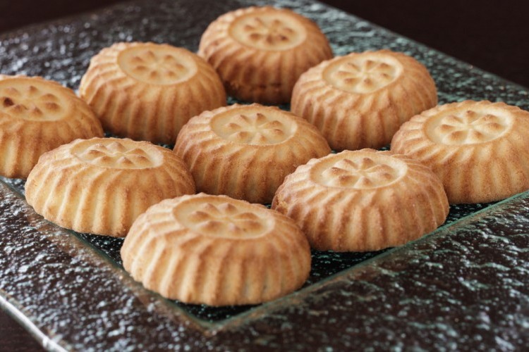 "كعك العيد" في خيام نازحي غزة