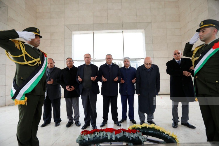 حسين الشيخ وأعضاء اللجنة التنفيذية يضعون إكليلا من الزهور على ضريح الشهيد عرفات!