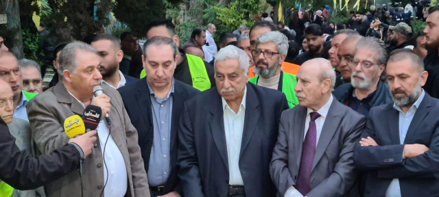 نيابة عن الرئيس عباس.. السفير دبور يضع إكليلاً من الزهور على النصب التذكاري لشهداء الثورة الفلسطينية في بيروت