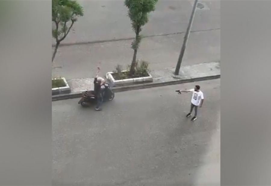 أطلق النار على المواطنين والسيارات وسط الشارع... وهذا مصيره!