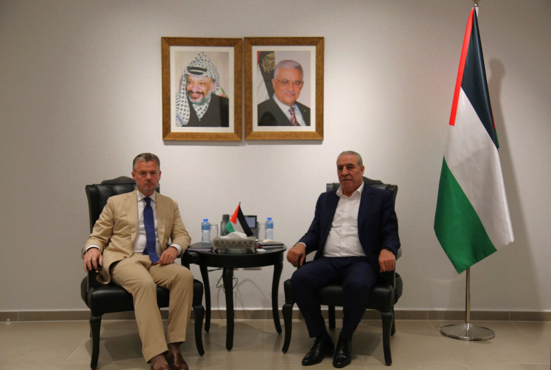 الشيخ يلتقي الممثل الإيرلندي الجديد في فلسطين