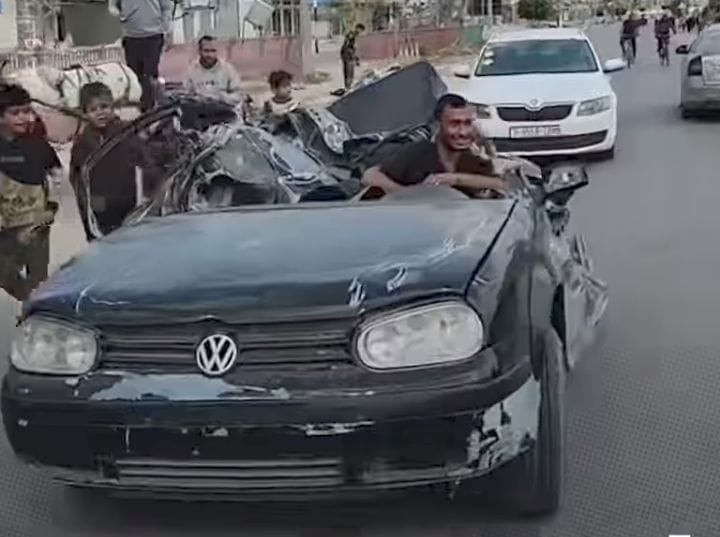 بالفيديو .. يقود سيارته رغم قصفها وتدميرها .. شعب لا يهزم!