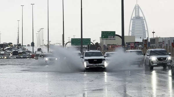 بالفيديو - مشاهد من الفيضانات التي أغرقت دبي... أنهار  وأسماك في الشوارع!
