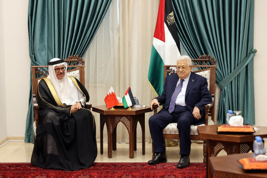 الرئيس عباس يستقبل وزير الخارجية البحريني