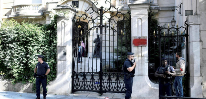بالفيديو - حدث أمني كبير في باريس.. رجل بحزام ناسف داخل القنصلية الإيرانية!