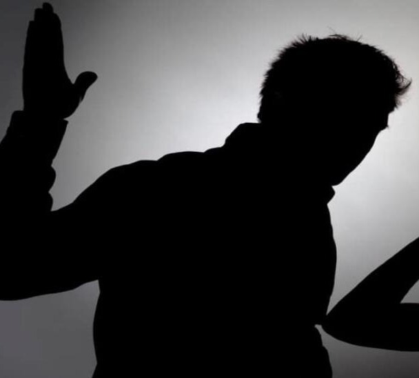شخصية بارزة تتعرض لـ"الشّتم والضّرب" في الأشرفية!