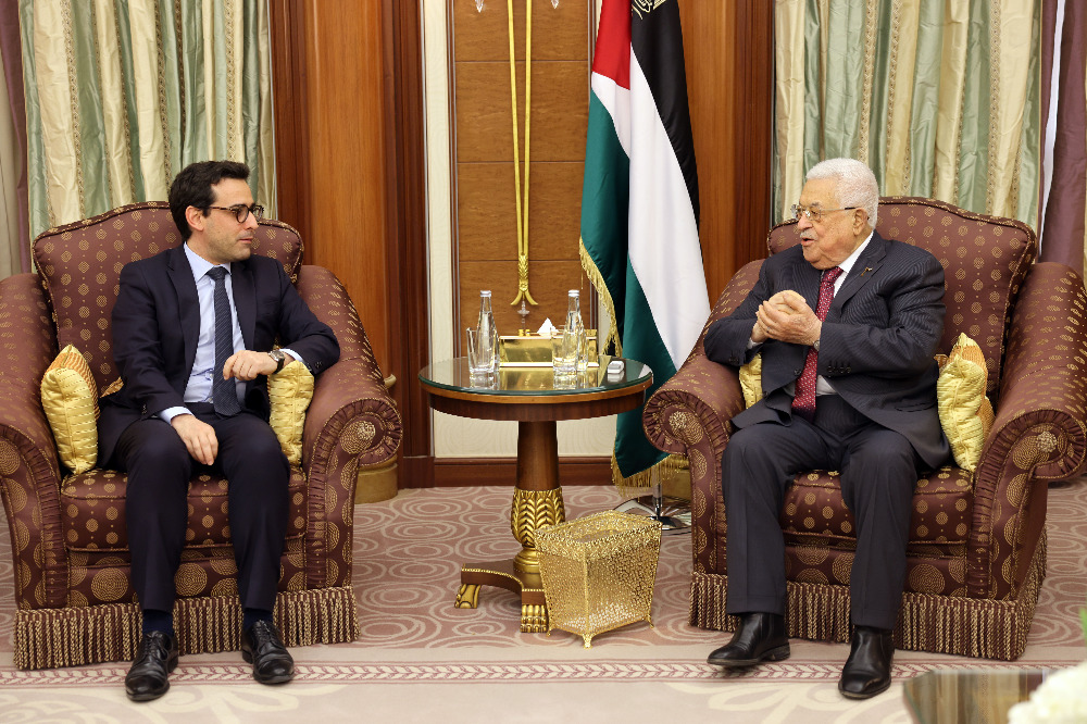 الرئيس عباس يستقبل وزير الخارجية الفرنسي في الرياض