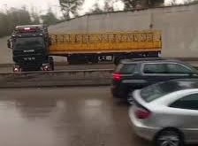 بالفيديو - إنزلاق شاحنة على طريق الحازمية.. وسقوط إصابات!
