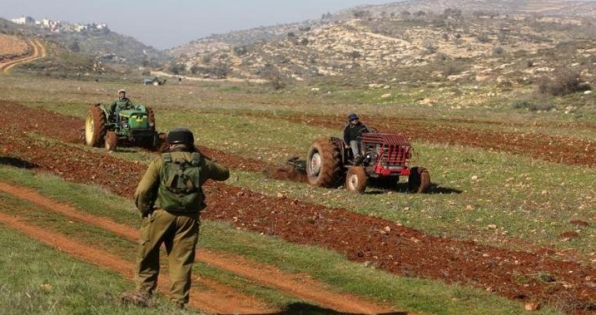 الاحتلال يستولي على جرار زراعي ويعتقل صاحبه في بلدة دوما جنوب نابلس