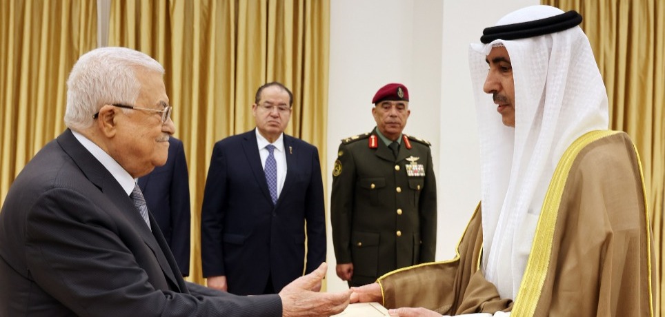 الرئيس عباس يتقبل أوراق اعتماد سفير دولة الكويت لدى دولة فلسطين