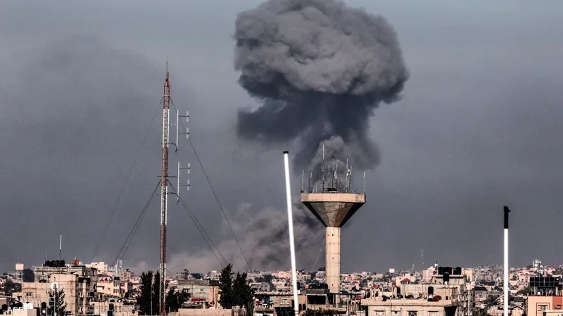 بالفيديو - إندلاع حريق في معبر رفح جراء القصف الاسرائيلي... ونزوح آلاف المواطنين