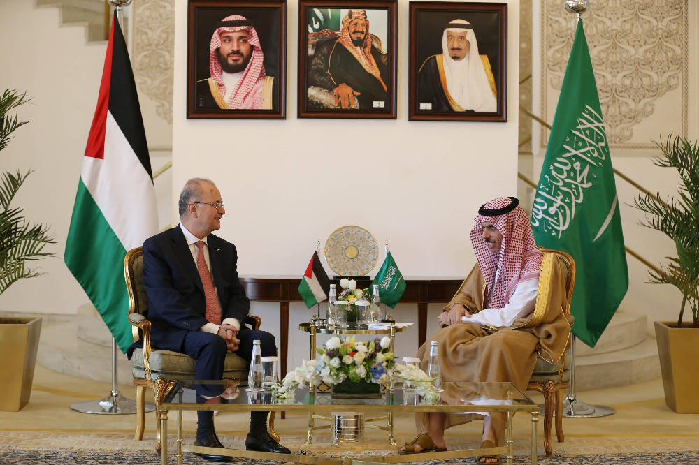 رئيس الوزراء الفلسطيني مصطفى يبحث مع وزير الخارجية السعودي تعزيز وتنسيق الجهود الإغاثية في غزة