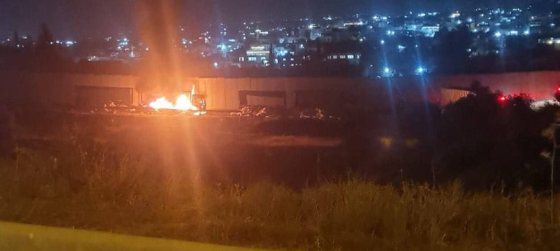 بالفيديو - مستوطنون يحرقون وينهبون شاحنات مساعدات في طريقها إلى غزة!
