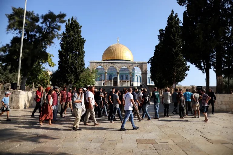 اللجنة الرئاسية العليا لشؤون الكنائس في فلسطين: رفع أعلام الاحتلال في باحات المسجد الأقصى اعتداءُ على المكانة الدينية العظيمة له