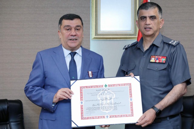 اللواء عثمان يمنح محمد الحوت "ميدالية الأمن الداخلي"