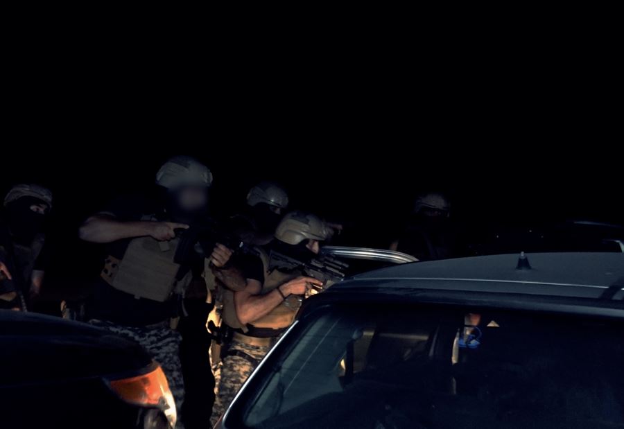 فضيحة تهزّ لبنان: باسبورات ورائحة نتِنة تفوح من هنغار شاتيلا... مشاهد حصرية للحظة توقيف المايسترو!