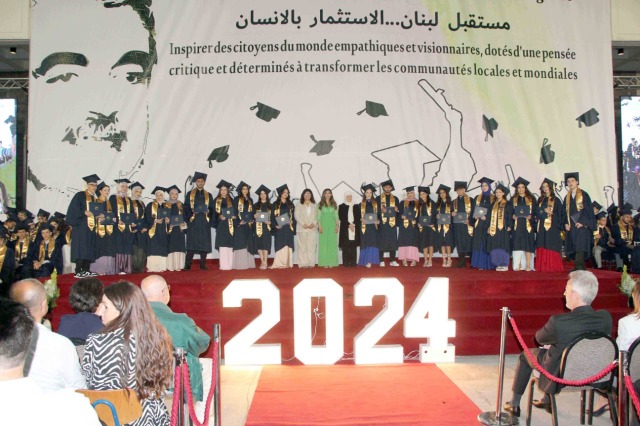 ثانوية رفيق الحريري احتفلت بتخريج الدفعة الـ35 من طلابها بالتزامن مع الذكرى الـ45 لتأسيس مؤسسة الحريري