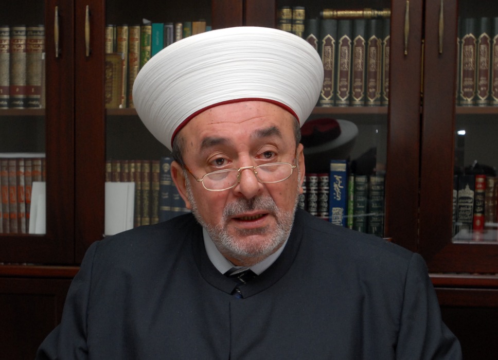 المفتي سوسان يهنئ بالأضحى ويؤدي صلاة العيد في جامع بهاء الدين الحريري ويعتذر عن عدم تقبل التهاني!