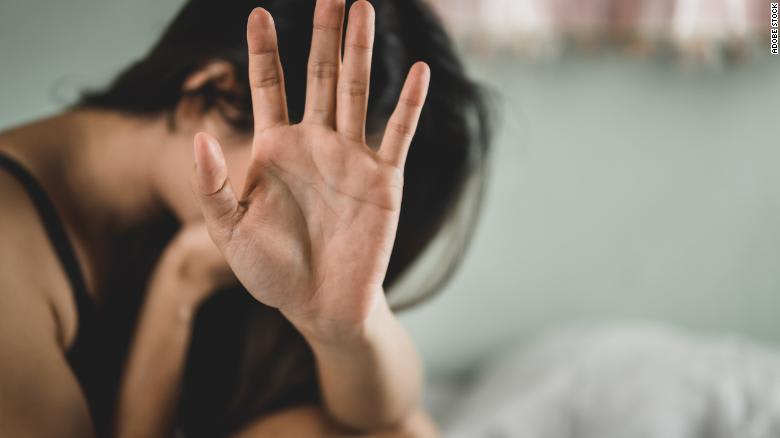 عشرينية تتعرّض لمحاولة إغتصاب وسط شارع في بيروت... وما حصل "صادم"!