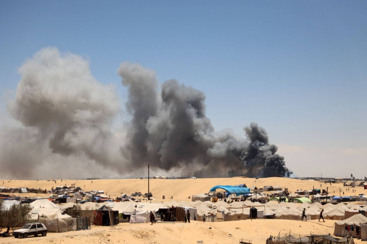 في اليوم الـ251 من العدوان.. الاحتلال يكثّف قصفه على رفح ووسط قطاع غزة