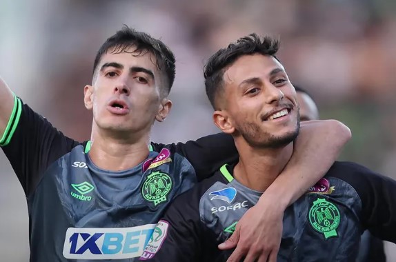 "الرجاء البيضاوي" يُتوج بلقب الدوري المغربي للمرة الـ13 في تاريخه