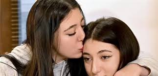 رأت شبيهتها على “تيك توك”.. وما اكتشفتاه صدمهما!
